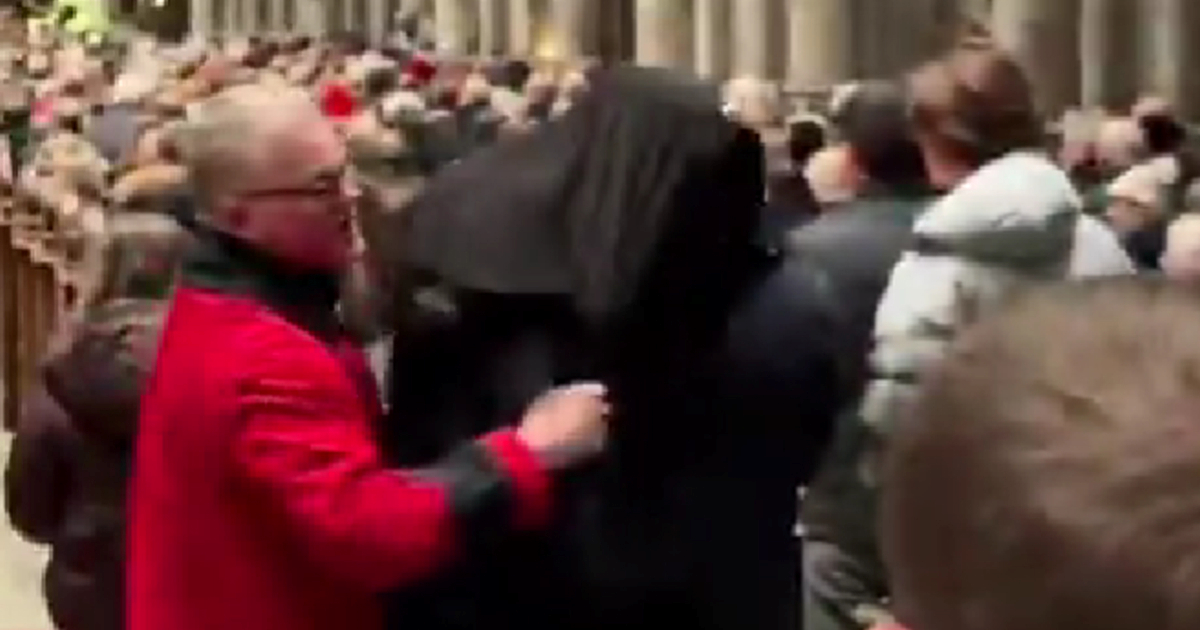VIDEO Maskirani muškarac plesom prekinuo misu u katedrali u Kölnu