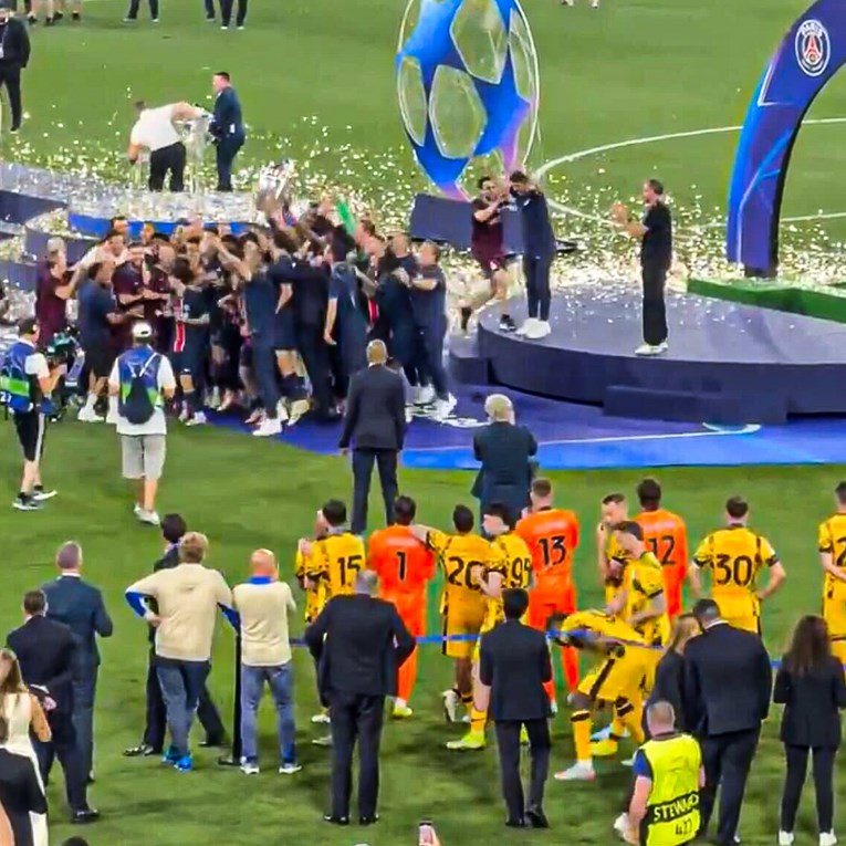 VIDEO Navijači oduševljeni Enriqueovim potezom tijekom PSG-ovog slavlja