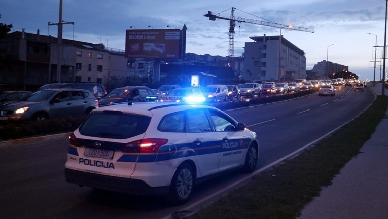 Muškarac u Splitu opljačkao trgovinu, prodavačici prijetio nožem