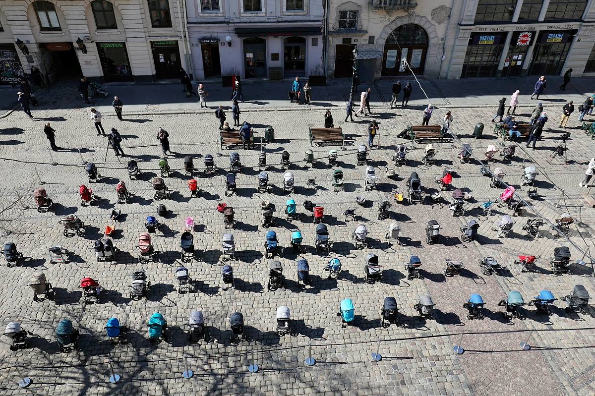 FOTO Na trgu u Lavovu je 109 praznih kolica. Za 109 djece koja su ubijena u Ukrajini