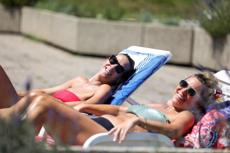 FOTO Zagrepčani spas od vrućina potražili na bazenima na Šalati