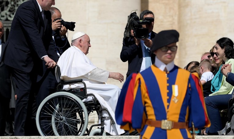 Papa Franjo je u bolnici. Vatikan: Operacija bi mogla trajati satima