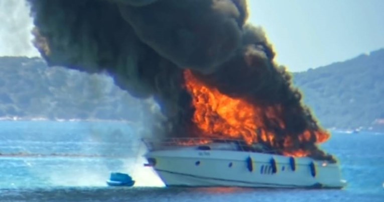 FOTO I VIDEO Kod Biograda gori jahta, posada skočila u more