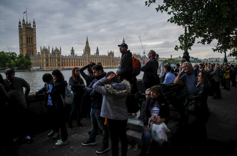 Kaos u Londonu pred sprovod kraljice: Cijene u hotelima rastu, dio letova otkazan