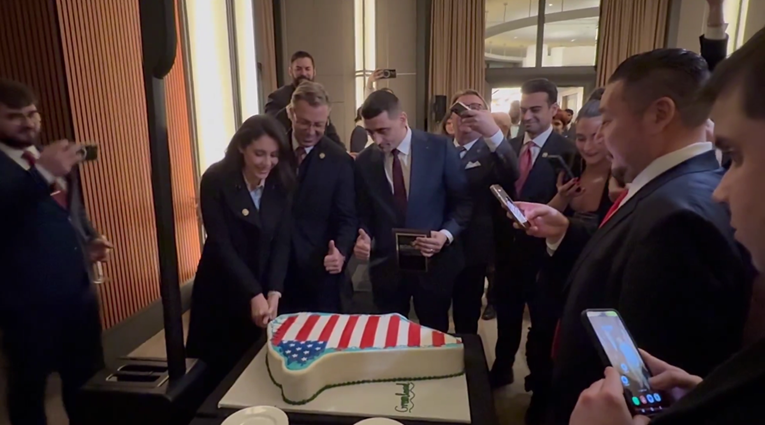 VIDEO Republikancima servirana torta u obliku Grenlanda s američkom zastavom