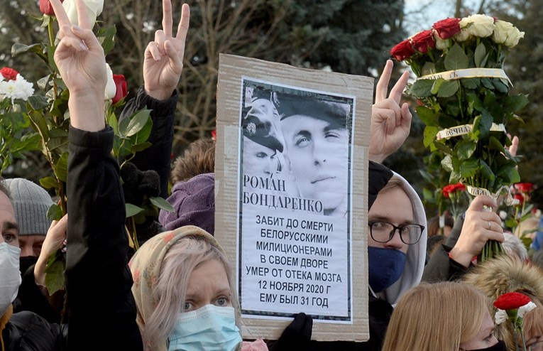 Uz pljesak i cvijeće, tisuće ljudi na posljednjem ispraćaju bjeloruskog prosvjednika