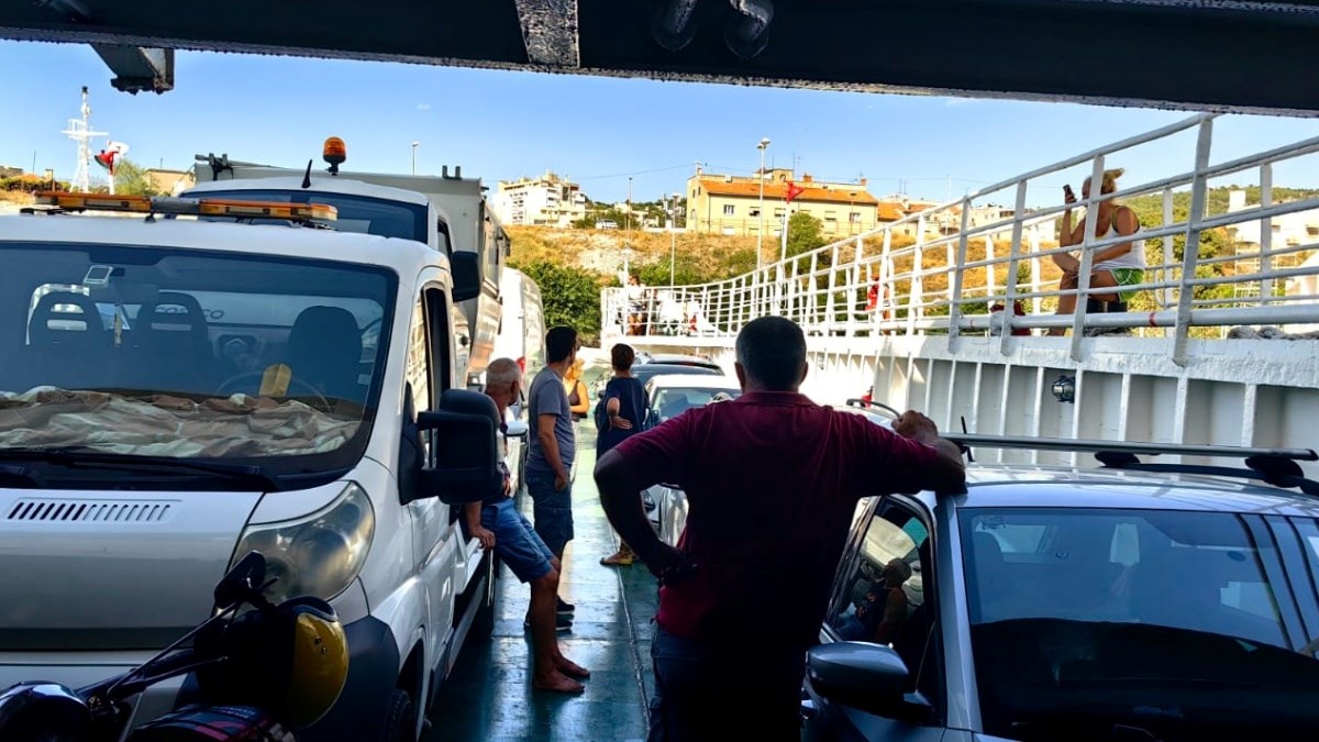 VIDEO Pokvarila se rampa na trajektu u Šibeniku, auti ne mogu van