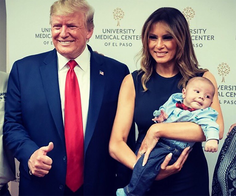 Nasmiješeni Trump podignutog se palca slikao uz bebu čiji su roditelji ubijeni