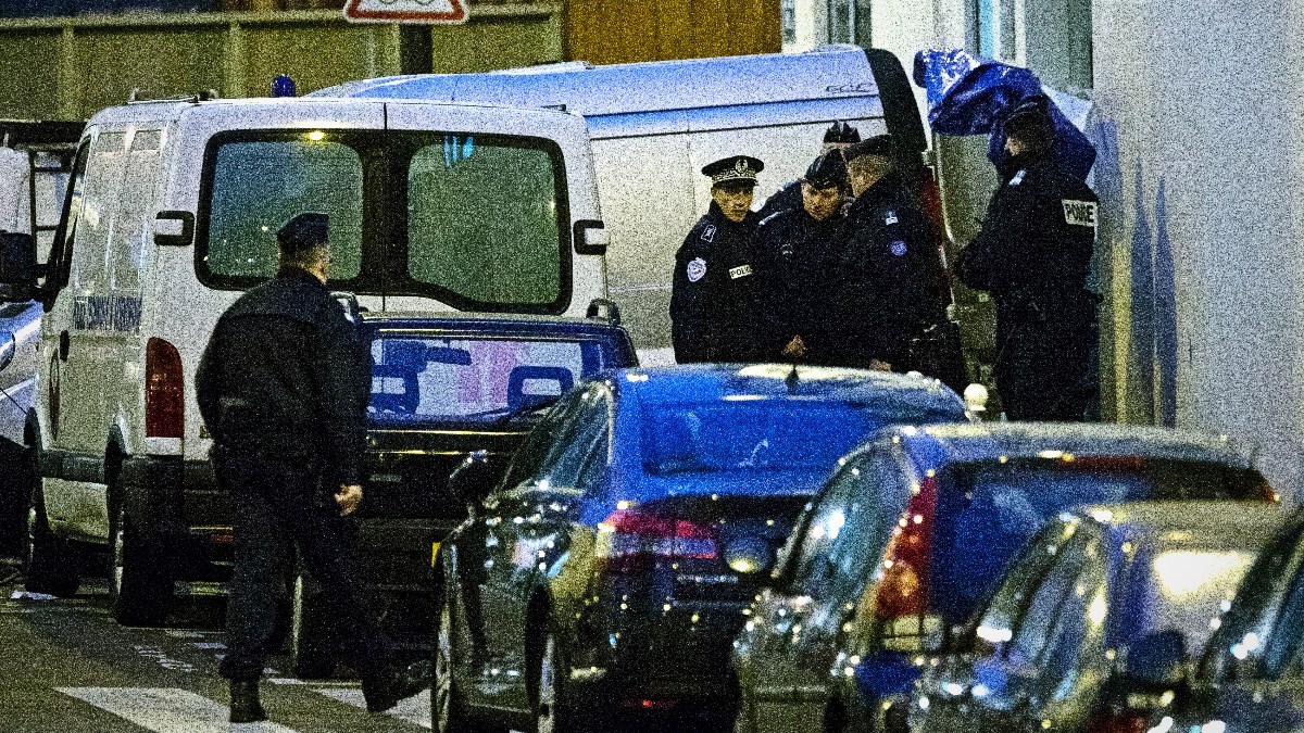 Francuz nakon svađe s bivšom pucao u policajce. U bijegu je i naoružan