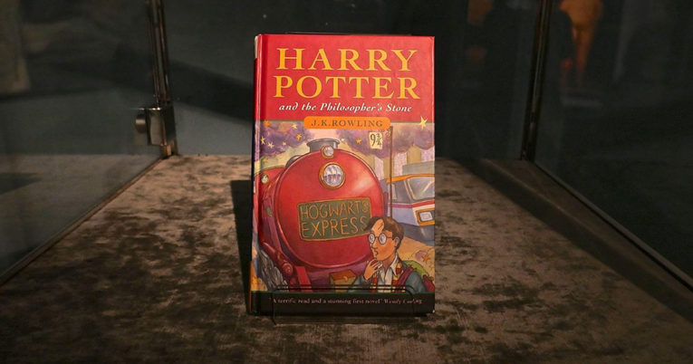 Knjiga Harry Potter i kamen mudraca slavi 25 čarobnih godina