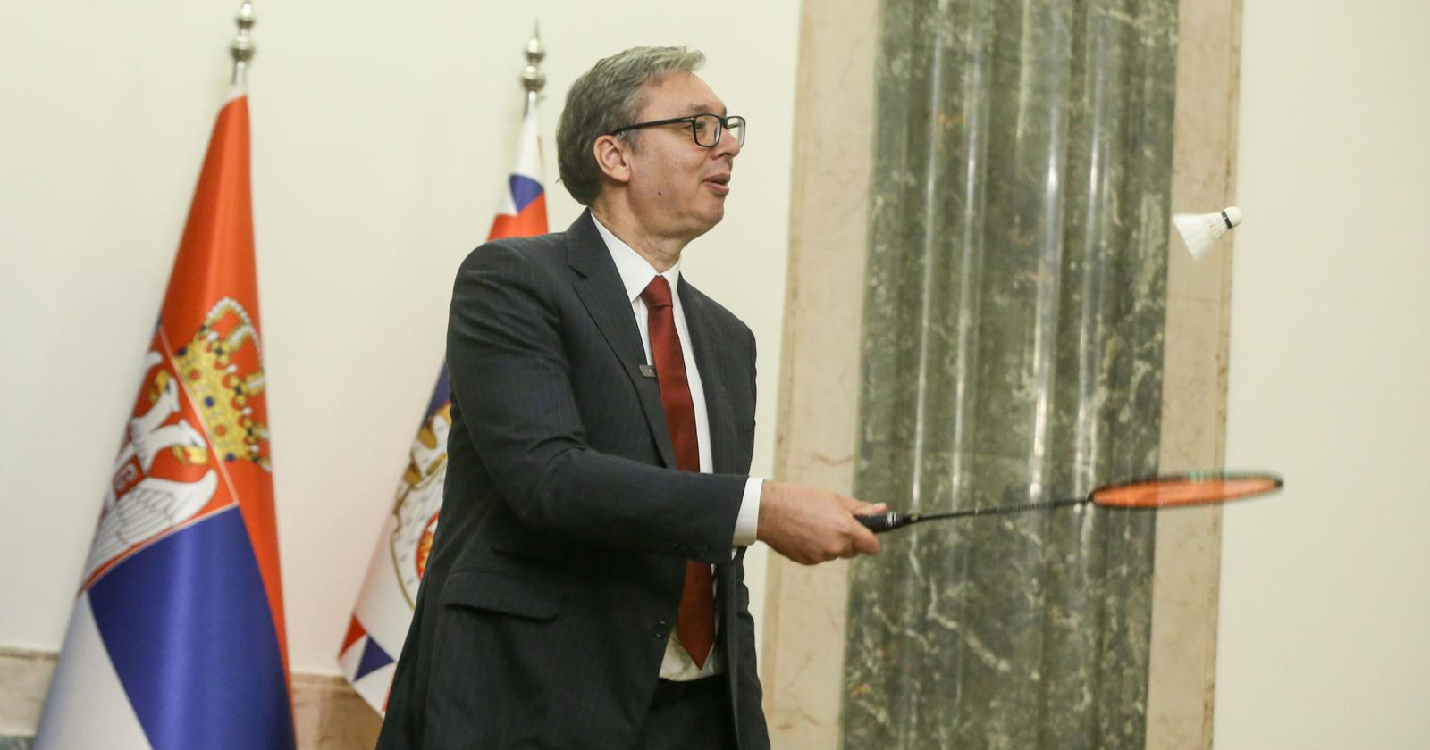 FOTO Aleksandar Vučić dobio reket od igrača badmintona, odmah ga je isprobao 😁