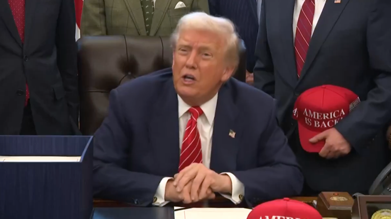 VIDEO Novinarka: Što biste rekli Epsteinovim žrtvama? Trump: Vi ste najgora novinarka