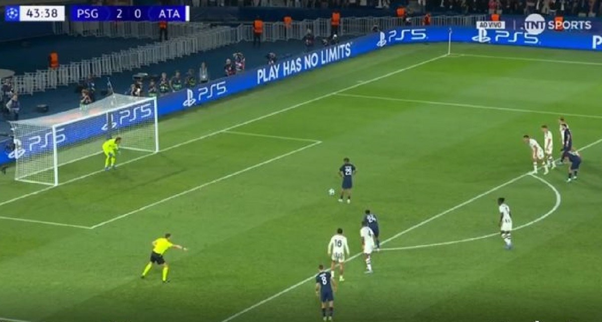 Bez zaleta gotovo dodao loptu golmanu. Viralan je penal mladog asa PSG-a