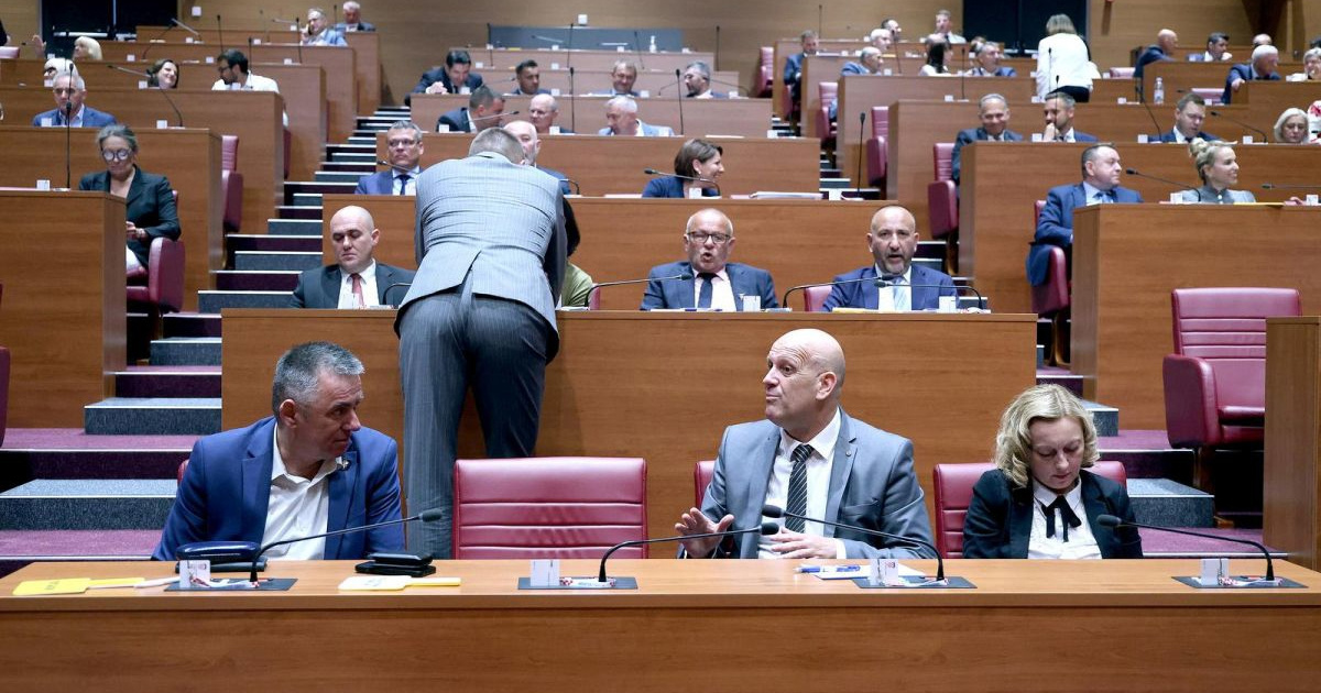 Desnica napala Možemo. "Brinete za branitelje, a zabranjujete da se pjeva Čavoglave"