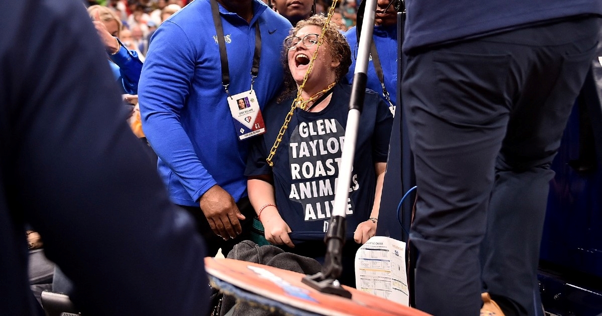 VIDEO Žena se na NBA utakmici vezala za koš u znak prosvjeda protiv farme pilića