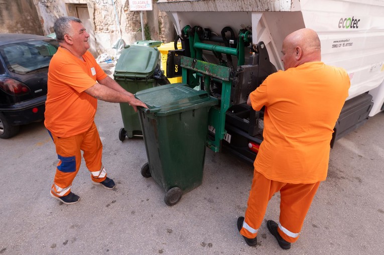Radnici Čistoće Zadar traže sastanak s gradonačelnikom, dali rok odvoza smeća