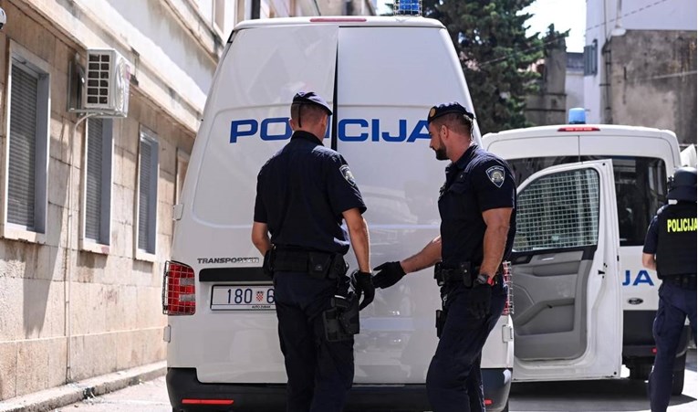 Muškarac u Splitu nožem prijetio starici (93), ukrao joj televizor