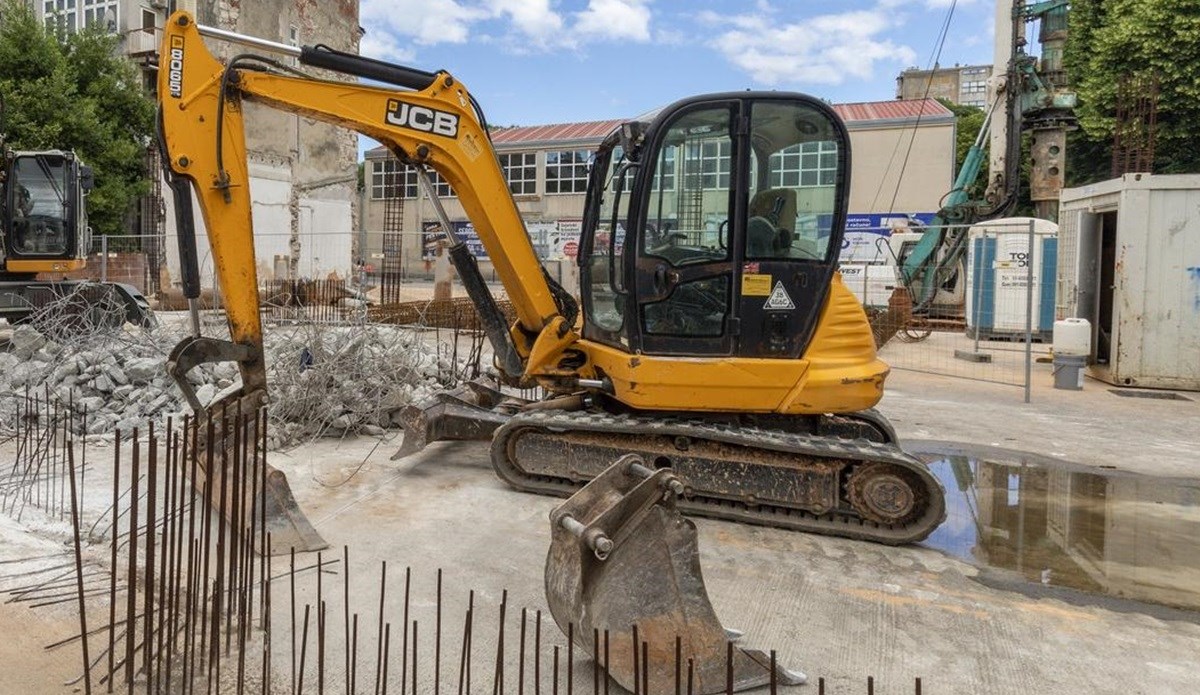 Bagerom na gradilištu u Pleternici udario 48-godišnjaka. Teško je ozlijeđen