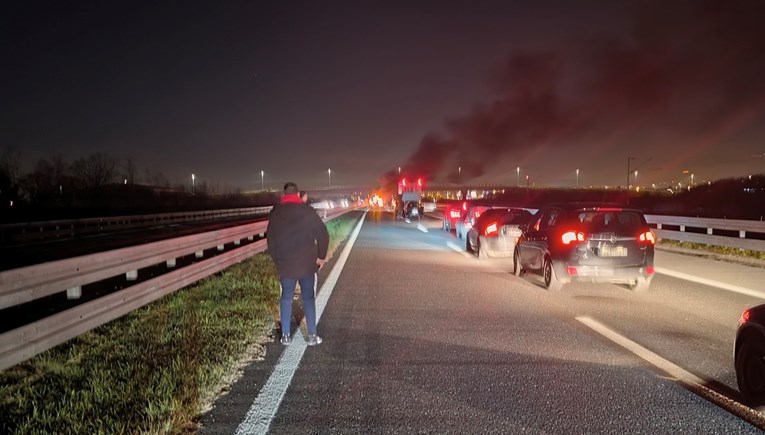 Gori auto na autocesti Zagreb-Sisak, prekinut promet 