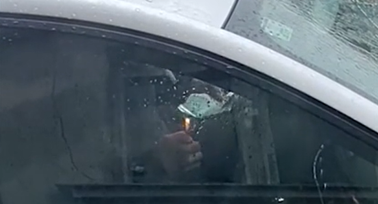 Zagrebački taksist snimljen kako se drogira u autu?