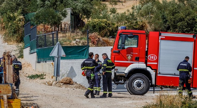 Zbog udara groma buknuo požar u Trolokvama u Dalmaciji, pozvan kanader