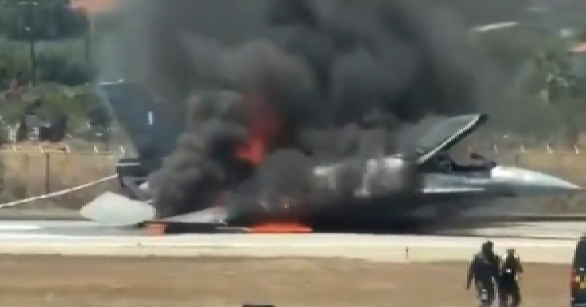 Grčki F-16 prisilno sletio na Zakintosu i zapalio se