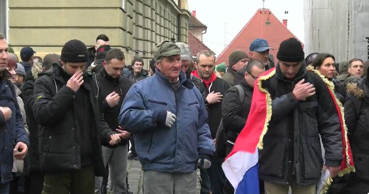 VIDEO Prosvjednici rekli da ne žele biti zamorci, da ne daju djecu, pa počeli moliti