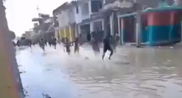 Nakon potresa na Haitiju more poplavilo ulice, ljudi bježali od obale