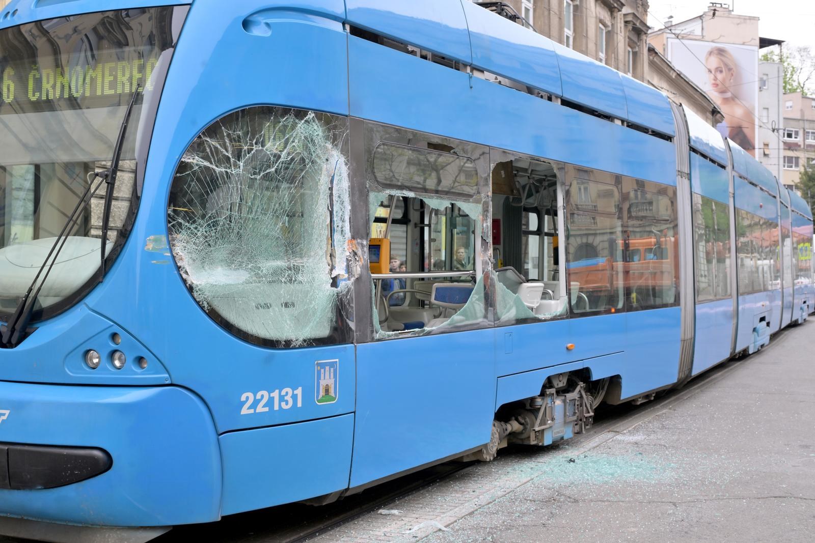 FOTO U Zagrebu sudar kamiona i tramvaja