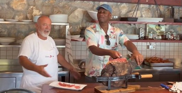VIDEO Drogba oduševio rezanjem pršuta zatvorenih očiju u konobi na Pelješcu