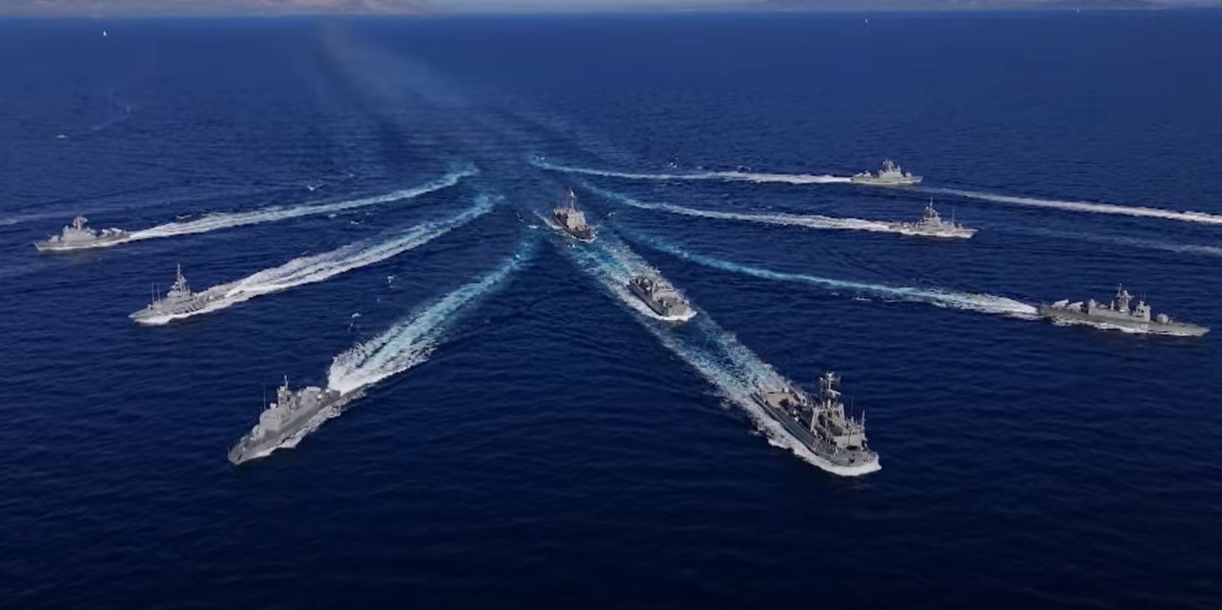 FOTO Pogledajte spektakularni mimoplov hrvatskih ratnih brodova u Bračkom kanalu