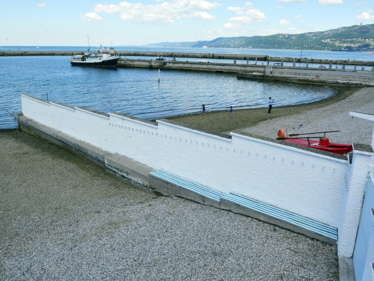 Hit plaža u Trstu obara rekorde. Muškarci i žene kupaju se odvojeno