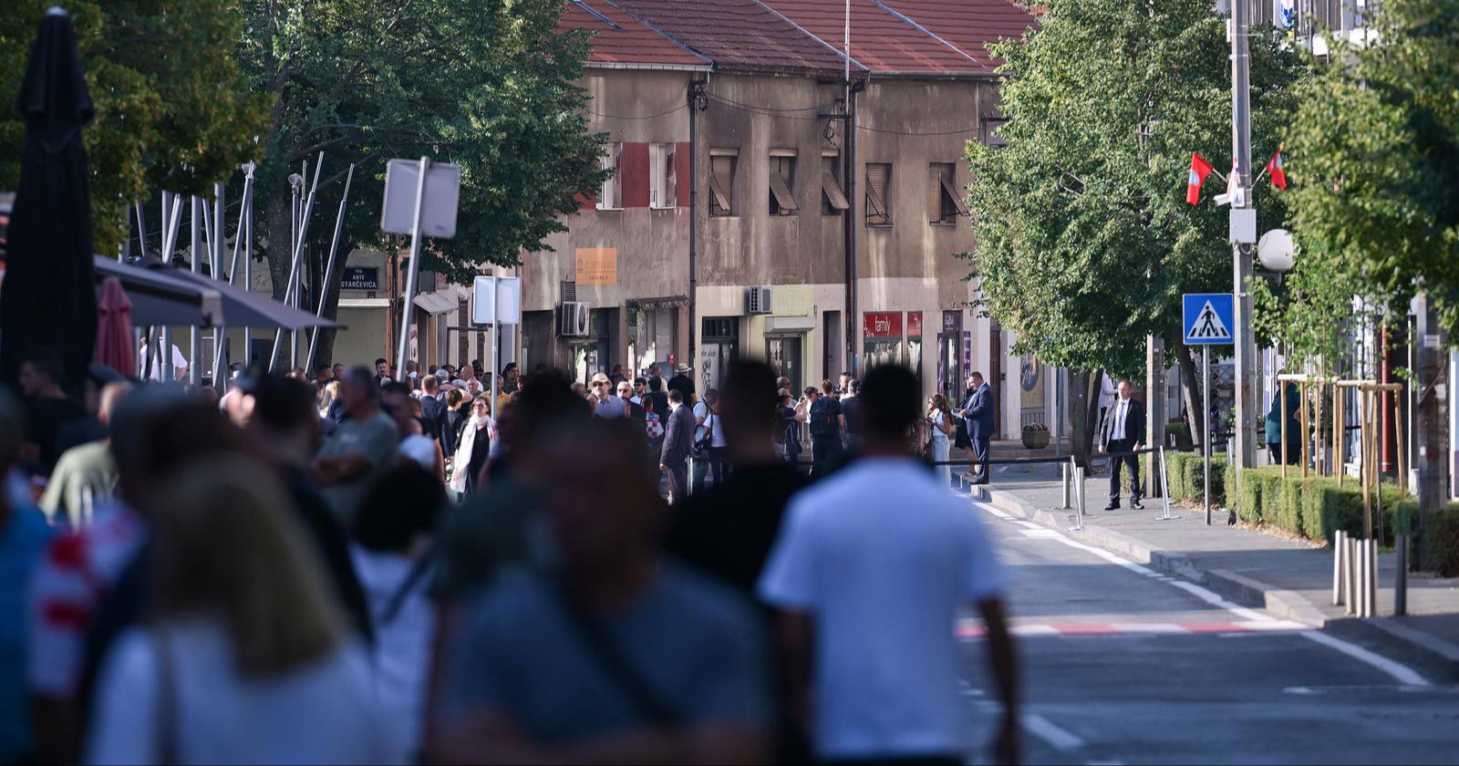Tisuće stižu u Knin, stigli i političari. Pogledajte atmosferu u gradu
