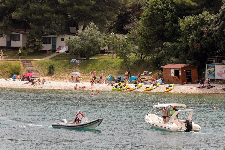 Na plaži u Istri u sat i pol preminula dva muškarca (72)