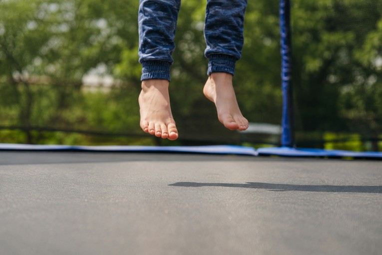 Liječnici upozoravaju na sve češću ozljedu kod djece koja skaču na trampolinu