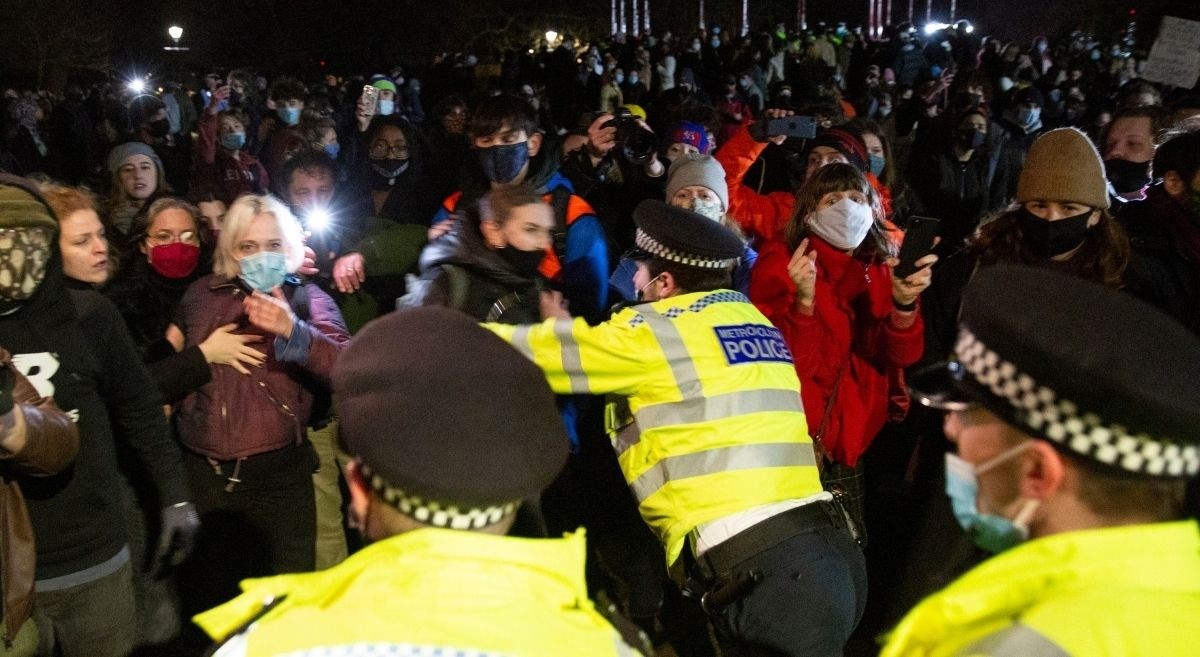 FOTO Policija razbila skup u Londonu na kojem su ljudi žalovali za ubijenom djevojkom