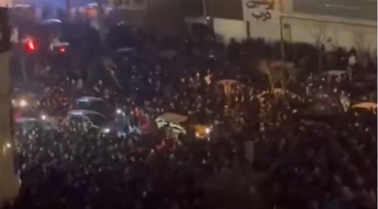 Pentagon priprema opcije za napad na Iran. Teheran zatvorio zračni prostor