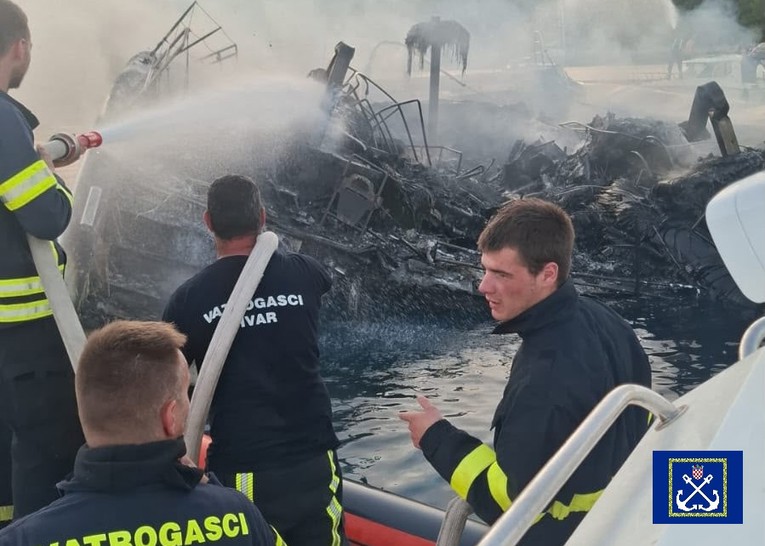 VIDEO Jučer kod Hvara planula 18-metarska jedrilica