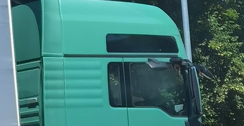 Detalj uočen na šleperu u Sinju mnoge nasmijao: "Nadam se da mu žena ne čisti kamion"