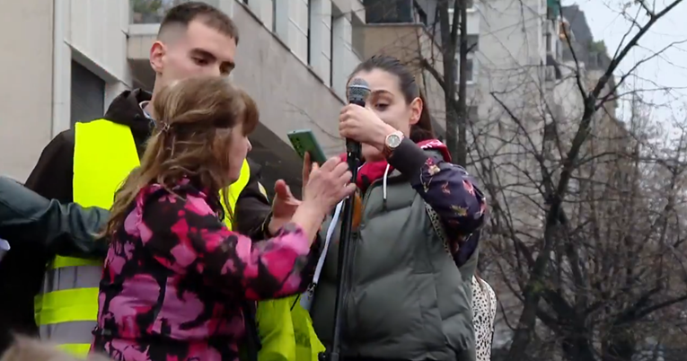 VIDEO Studentica držala govor u Beogradu, žena joj pokušala istrgnuti mikrofon