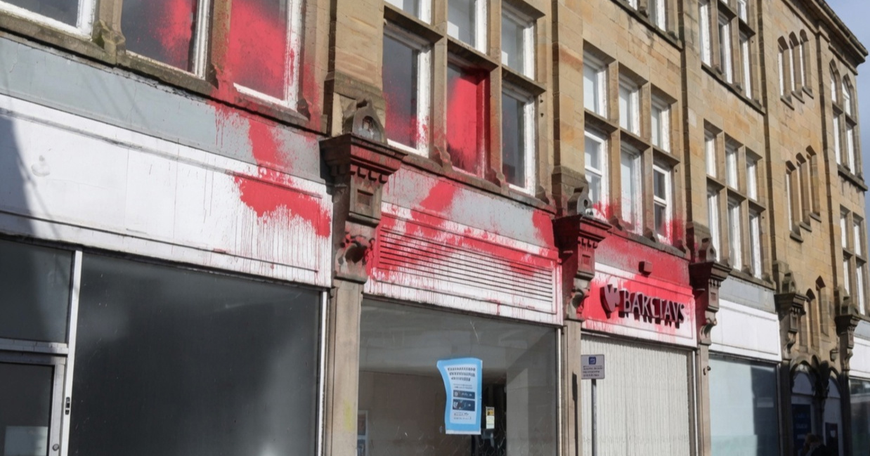 Vandalizirali su banku u UK-u zbog veza s Izraelom. Sudit će im se kao teroristima?
