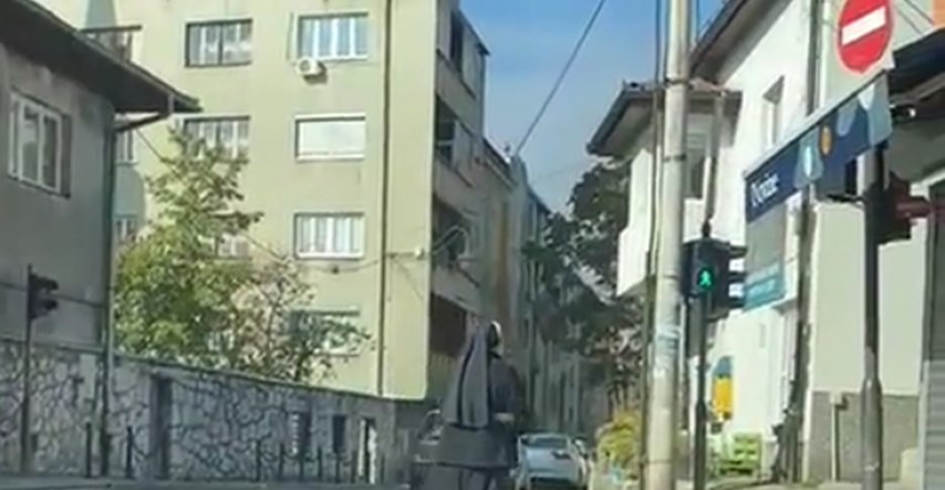 Veleposlanika Italije oduševio prizor na ulicama Sarajeva: Sestra na kotačima
