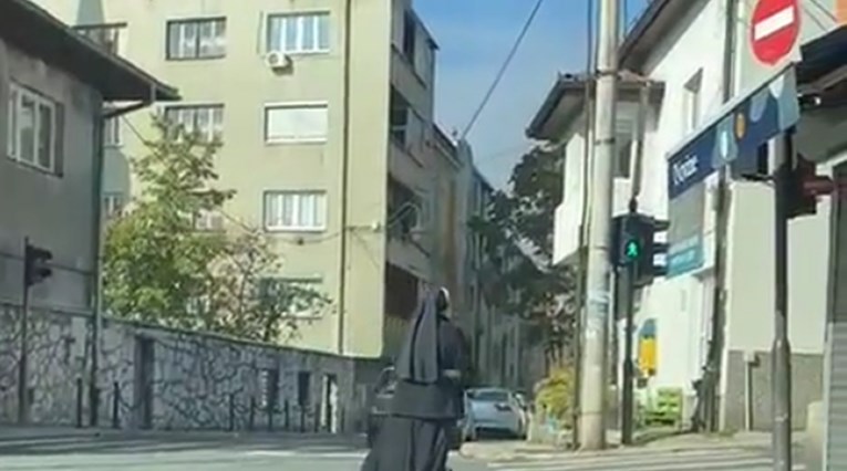 Veleposlanika Italije oduševio prizor na ulicama Sarajeva: Sestra na kotačima