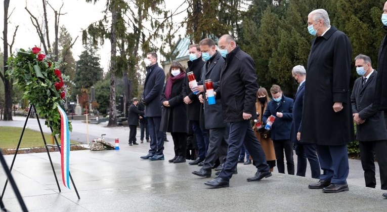 Prije 21 godinu umro je Franjo Tuđman. HDZ-ovci položili vijence na njegov grob
