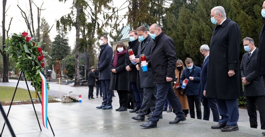 Prije 21 godinu umro je Franjo Tuđman. HDZ-ovci položili vijence na njegov grob