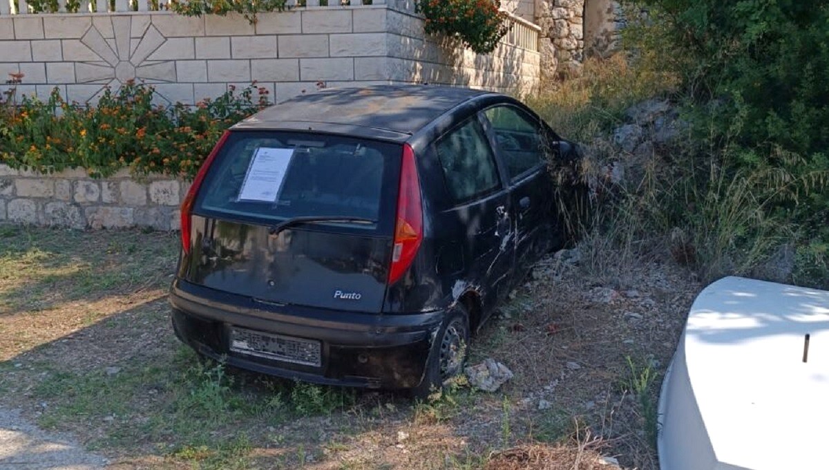 FOTO Dalmatinski otok je groblje automobila, policija ih počela uklanjati