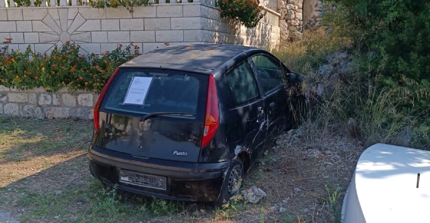 FOTO Dalmatinski otok je groblje automobila, policija ih počela uklanjati