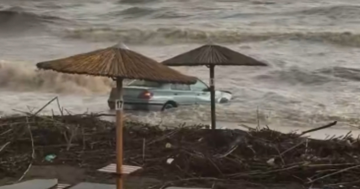 VIDEO Snažna bujica na grčkom otoku odnijela auto s vozačem. Pronađen je mrtav