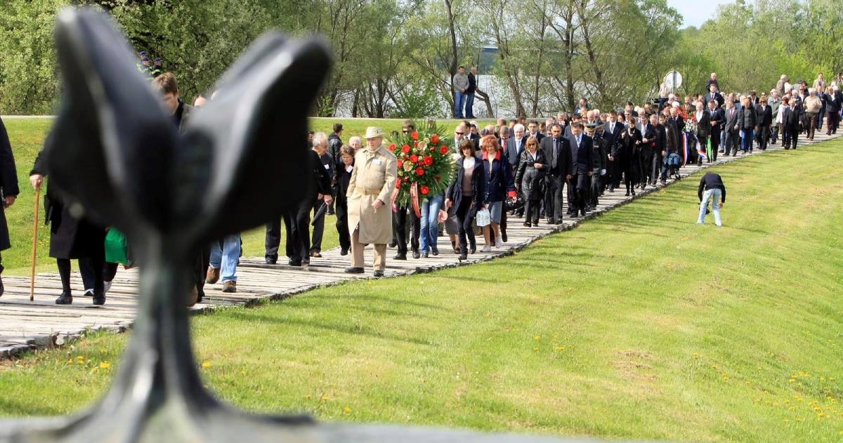 Oporba: "Odvojene kolone u Jasenovcu su loša poruka. To je žalosno, sramota"