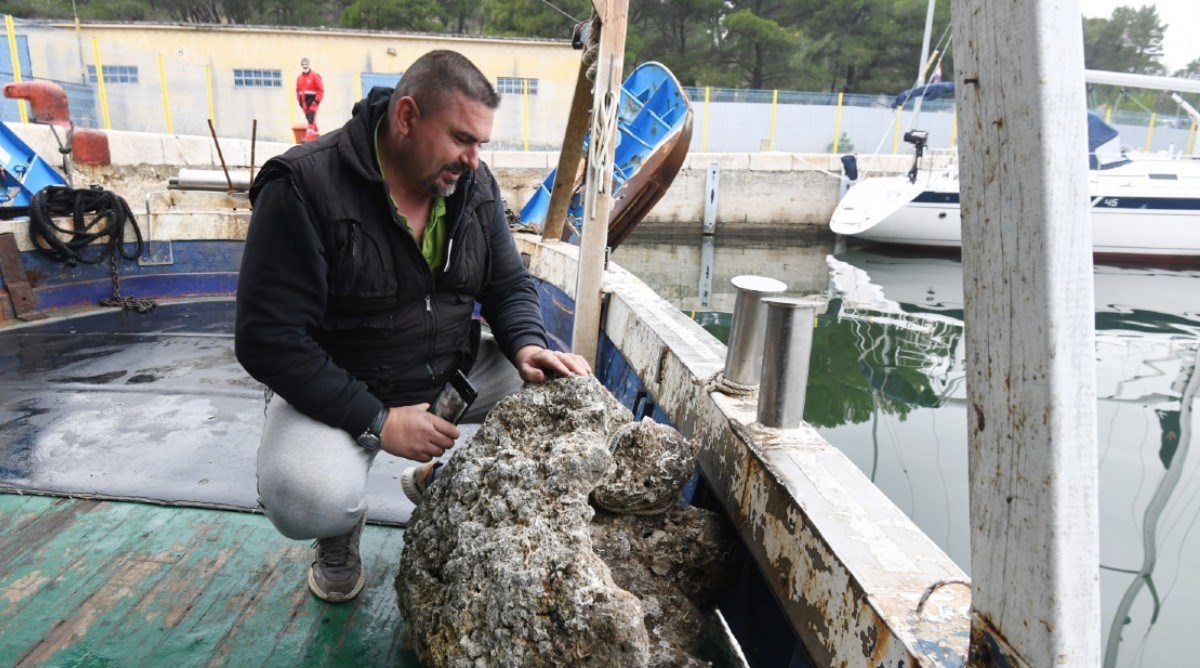 Neobičan pronalazak ribara kod Splita: "Izgleda kao glava, a nitko da dođe pogledati"